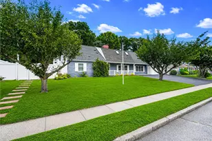 5 Horseshoe Dr, Holbrook, NY 11741 - Photo 2