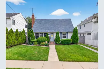 131 Dorset Avenue, Albertson, NY 11507 - Photo 2