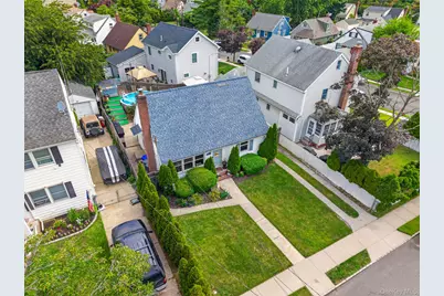 131 Dorset Avenue, Albertson, NY 11507 - Photo 32