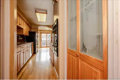 390 Cochran Place, Valley Stream, NY 11581 - Photo 8