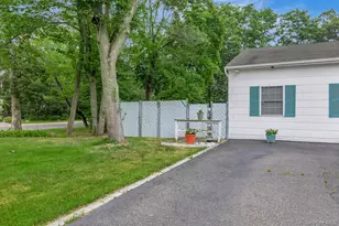 4 Brooktree Ct, Bohemia, NY 11716 - Photo 2