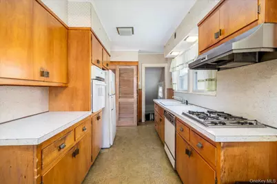 107 Cherry Street, Floral Park, NY 11001 - Photo 10