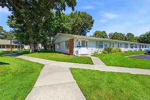 232 Blackpool Ct, Ridge, NY 11961 - Photo 2