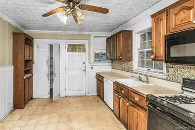 101 Emerson Avenue, Floral Park, NY 11001 - Photo 12