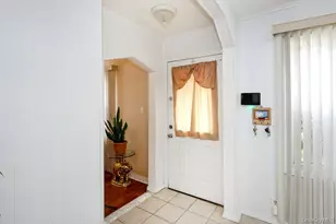 7 Catherine Ct, Elmont, NY 11003 - Photo 2