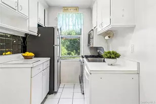 247 Parkview Ave, Bronxville, NY 10708 - Photo 10