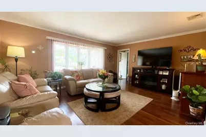 32 Taylor Drive, Farmingdale, NY 11735 - Photo 8