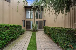 48 Wimbledon Dr, Roslyn, NY 11576 - Photo 2