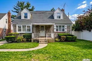 33 Michael Ln, New Hyde Park, NY 11040 - Photo 2