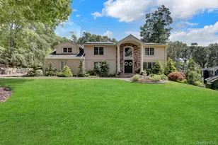 4 Jason Ct, Dix Hills, NY 11746 - Photo 2