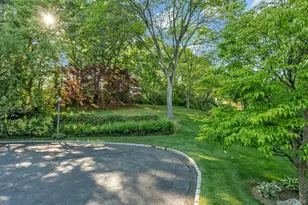 177 Gannet Ct, Manhasset, NY 11030 - Photo 2