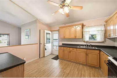 29 Penn Drive, Smithtown, NY 11787 - Photo 4