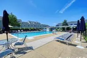 100 Baker Ct, Island Park, NY 11558 - Photo 4