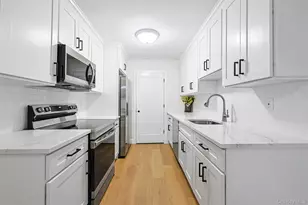 708 W Cabot Ct, Saint James, NY 11780 - Photo 2