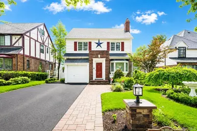17 Piccadilly Downs, Lynbrook, NY 11563 - Photo 1