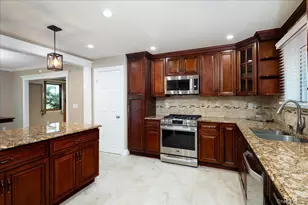 17 Piccadilly Downs, Lynbrook, NY 11563 - Photo 10