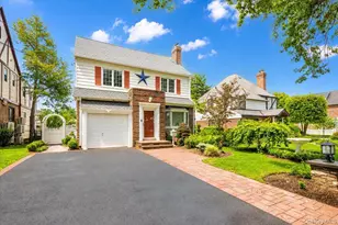 17 Piccadilly Downs, Lynbrook, NY 11563 - Photo 2