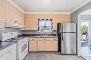 8 Wilson Pl, Lindenhurst, NY 11757 - Photo 10