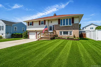 8 Wilson Place, Lindenhurst, NY 11757 - Photo 2