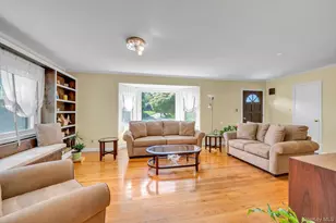 12 Compass Ct, Huntington, NY 11743 - Photo 2
