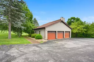 27 Patricia Dr, Pleasant Valley, NY 12569 - Photo 2