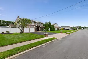 19 Clearwater Ln, West Islip, NY 11795 - Photo 2