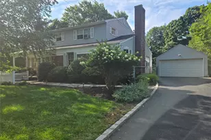 4 Crinkle Ct, Northport, NY 11768 - Photo 2