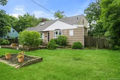 31 Eastwood Drive, North Babylon, NY 11703 - Photo 2