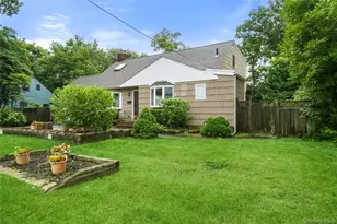 31 Eastwood Dr, North Babylon, NY 11703 - Photo 2