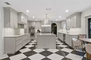 21 Sleepy Ln, Melville, NY 11747 - Photo 24