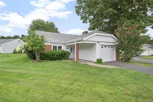 7 Avon Ct, Ridge, NY 11961 - Photo 2