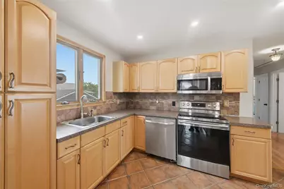 4 Farragut Avenue, Lindenhurst, NY 11757 - Photo 12