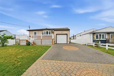 4 Farragut Avenue, Lindenhurst, NY 11757 - Photo 2