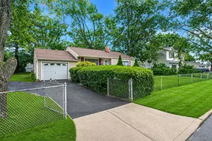 2715 Falcon Ave, Medford, NY 11763 - Photo 2