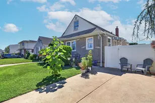 1069 Phoebe St, Franklin Square, NY 11010 - Photo 2
