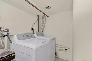 1069 Phoebe St, Franklin Square, NY 11010 - Photo 18