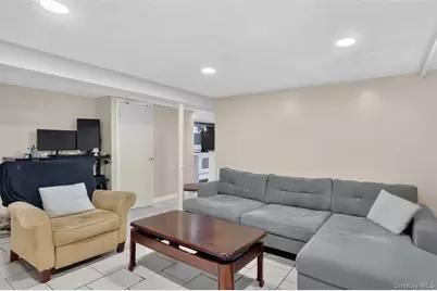 1069 Phoebe Street, Franklin Square, NY 11010 - Photo 20
