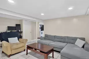 1069 Phoebe St, Franklin Square, NY 11010 - Photo 20