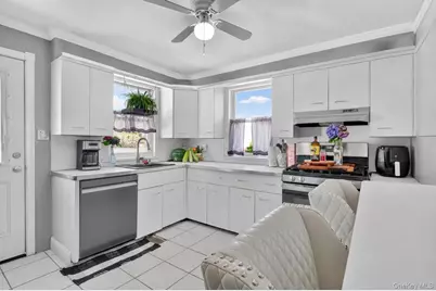 1069 Phoebe Street, Franklin Square, NY 11010 - Photo 6