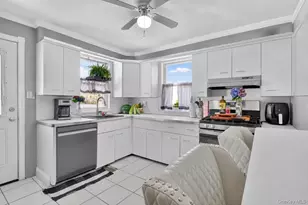 1069 Phoebe St, Franklin Square, NY 11010 - Photo 6