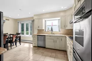 17 Cambridge Rd, Great Neck, NY 11023 - Photo 6