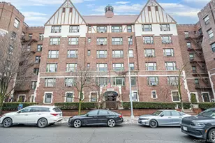 109-14 Ascan Ave, Forest Hills, NY 11375 - Photo 4