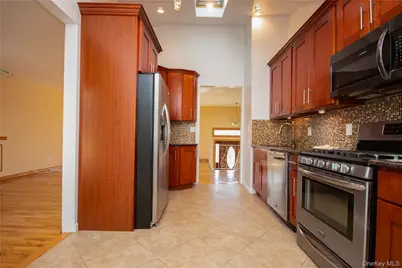 3039 Clubhouse Road, Merrick, NY 11566 - Photo 4