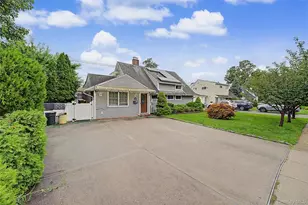 210 Spindle Rd, Hicksville, NY 11801 - Photo 20