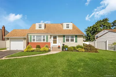117 Midwood Avenue, Farmingdale, NY 11735 - Photo 2