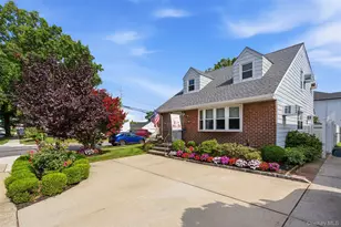 24 Broadmoor Ln, Westbury, NY 11590 - Photo 4
