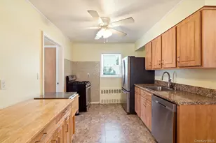 24 Broadmoor Ln, Westbury, NY 11590 - Photo 10