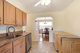 24 Broadmoor Ln, Westbury, NY 11590 - Photo 12
