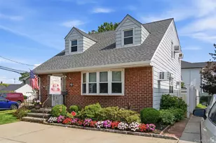 24 Broadmoor Ln, Westbury, NY 11590 - Photo 2