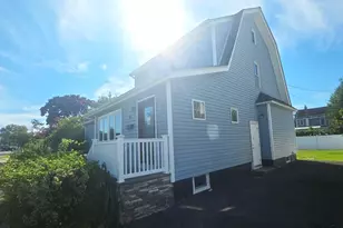20 Laurel Rd, Lindenhurst, NY 11757 - Photo 2